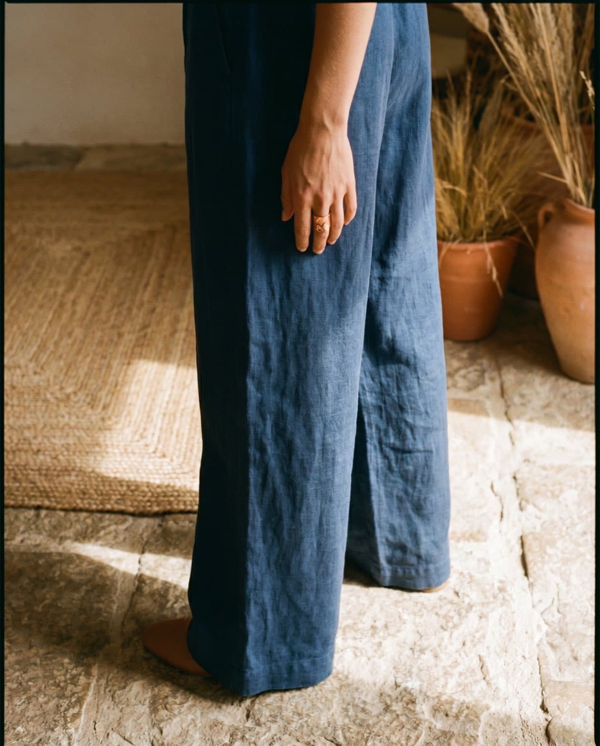 Lookbook-Bild 3 — Wide-Leg-Hose Detail mit Gold-Ring